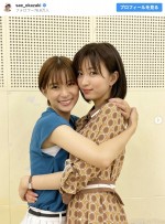 【写真】芳根京子＆岡崎紗絵がハグ　“甘えん坊芳根”に「かわいすぎる」の声