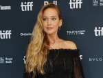 ジェニファー・ローレンス、女神感あふれるシアーなドレス姿で登場