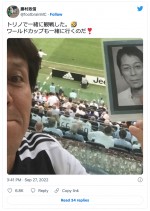 大杉漣さんの写真を握る勝村政信　※「勝村政信」ツイッター