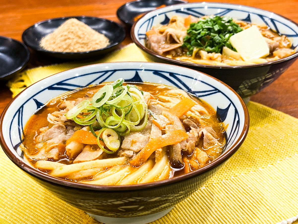 TOKIO松岡×「丸亀製麺」新作は“豚汁うどん”！　飲むほどに深みが増す“特製味噌だし”に感動＜実食レポ＞