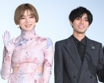 【写真】永瀬廉、メンバー全員でツーリングしてみたい　池田エライザ、タイトドレスで観客魅了