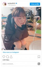 ストーブの前のトリンドル玲奈　※「トリンドル玲奈」インスタグラム