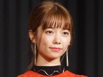 島崎遥香、色白ゆえの悩みと対処法明かす 「ファンデーションをワントーン暗く」