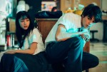 映画『カラダ探し』背中を合わせて何かから隠れる（左から）主演の橋本環奈と眞栄田郷敦