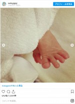 第1子の手足ショット　※「なだぎ武」インスタグラム