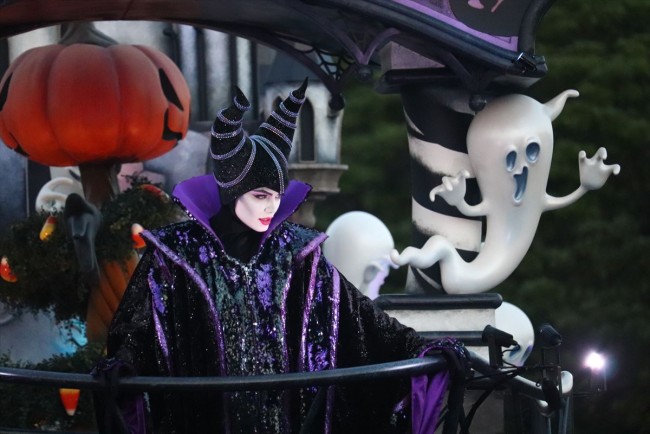 TDL「ハロウィーン」夜はヴィランズ＆手下登場！　マレ様たちのビジュ爆発＜東京ディズニーランド＞