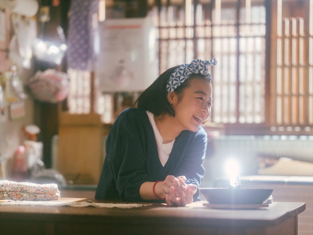 森七菜＆出口夏希W主演、是枝裕和監督作『舞妓さんちのまかないさん』、舞妓さんや屋形の日常を写した場面写真到着