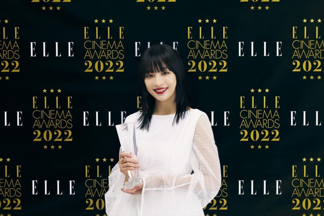 『ELLE CINEMA AWARDS 2022』より、「エル ベストアクトレス賞」受賞・広瀬すず