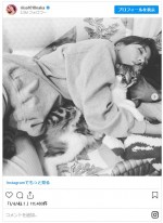 愛猫のおかかを抱いて眠る仲里依紗　※「仲里依紗」インスタグラム