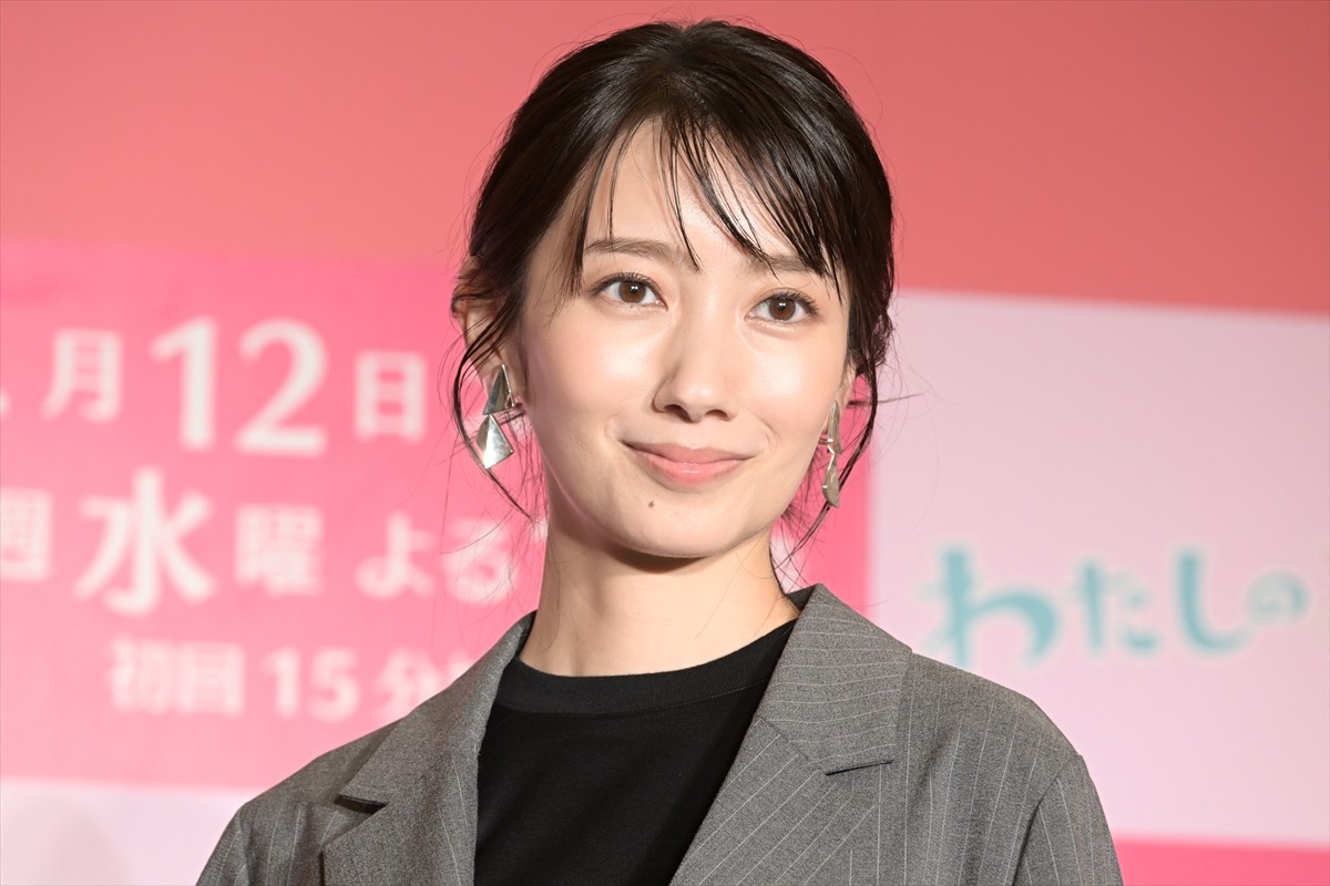 波瑠、散らかり倒したヒロインの部屋に「やばいです」　 “家事神”役の高杉真宙も驚き