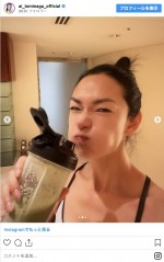 プロテインを飲む冨永愛　※「冨永愛」インスタグラム