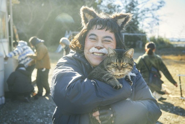 『季節のない街』に出演する皆川猿時とアメリカンショートヘアーのベーコンのメイキング写真