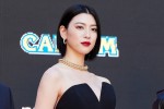 【写真】三吉彩花、輝くデコルテが印象的！　黒のタイトドレスでレッドカーペット彩る＜第36回東京国際映画祭＞