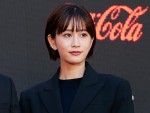 【写真】前田敦子、美脚輝くドレスで登場！　レッドカーペットで上品コーデ＜第36回東京国際映画祭＞