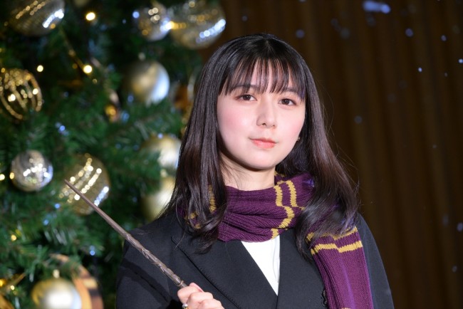 「ワーナー ブラザース スタジオツアー東京」の「クリスマス・ライトアップ・セレモニー」に登壇した上白石萌歌