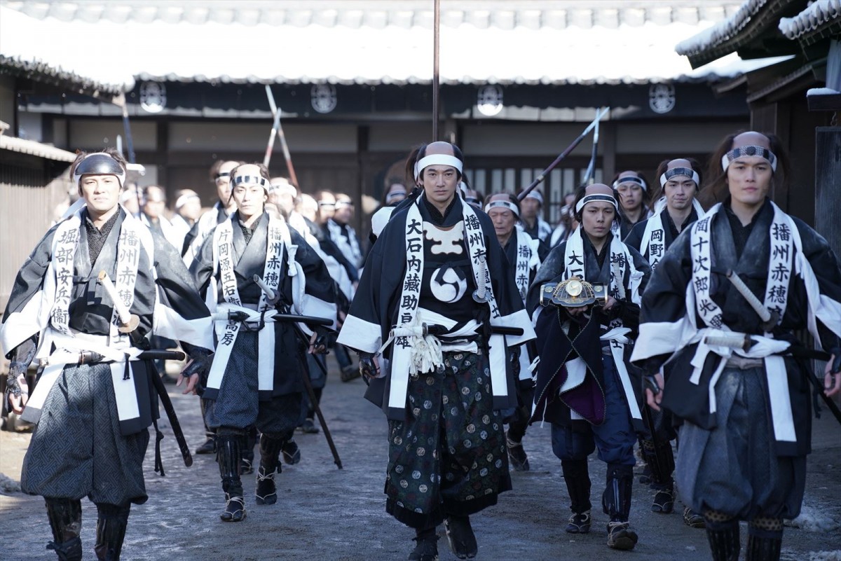 “吉良”ムロツヨシの百面相に眉の繋がった“将軍様”北村一輝も！　『身代わり忠臣蔵』場面写真が一挙公開