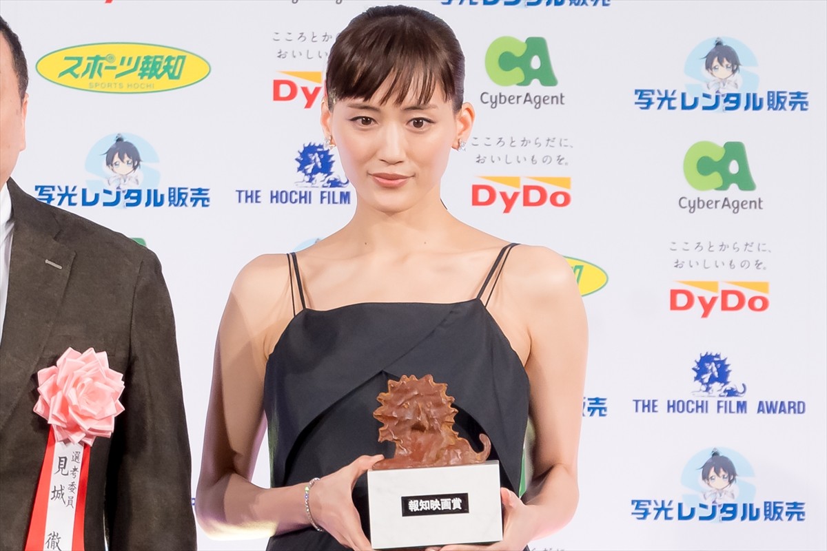 綾瀬はるか、報知映画賞主演女優賞を受賞「この賞を胸に励んでいきたい」