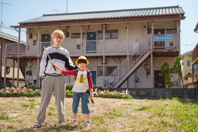 ドラマ『帰ってきたぞよ！コタローは1人暮らし』よりクランクインした（左から）横山裕、川原瑛都