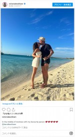 デヴィッド・ベッカムとのキスショットを披露　※「ヴィクトリア・ベッカム」インスタグラム