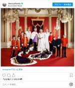 英チャールズ国王夫妻、ペイジ・オブ・オナーたちとの集合ショット　※「英王室」インスタグラム