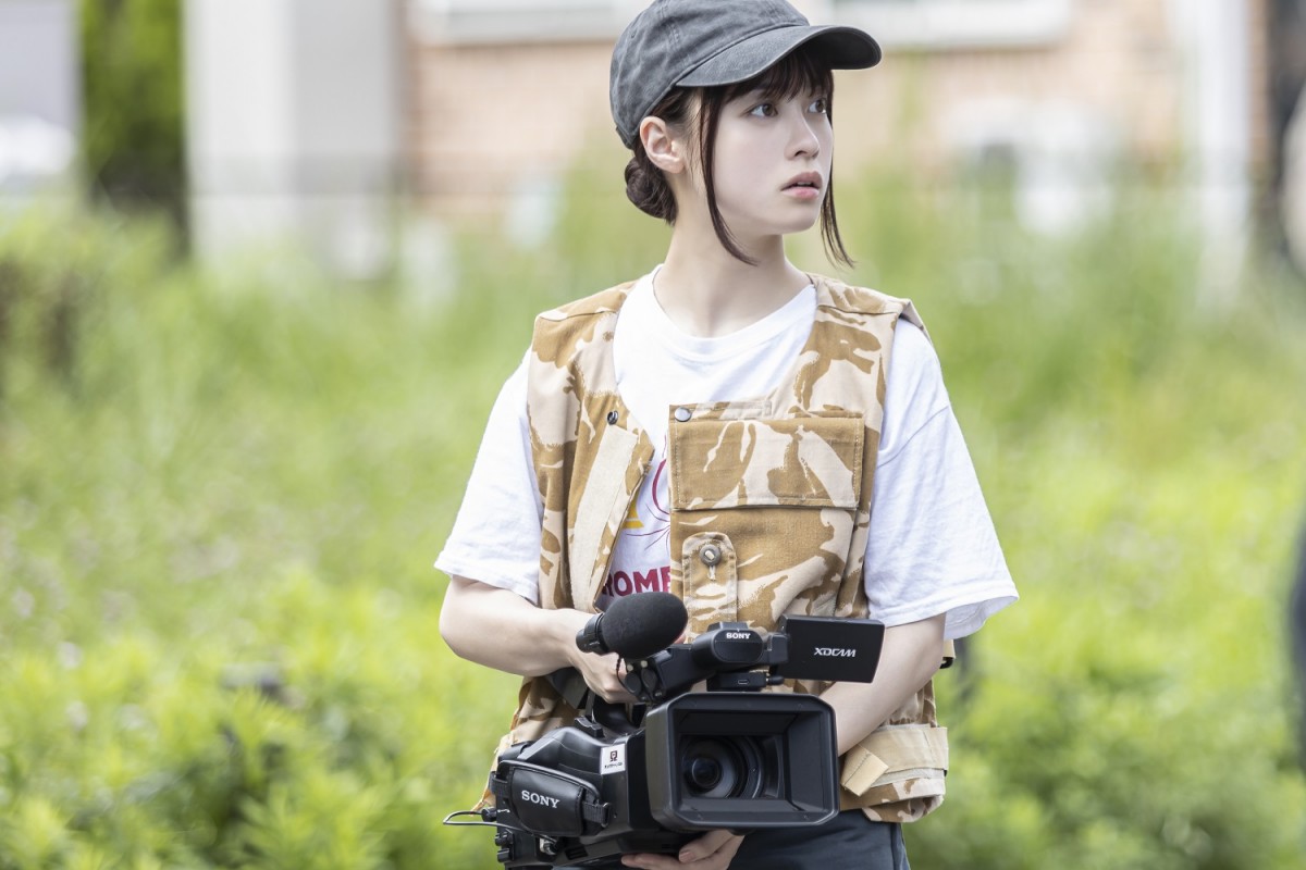 橋本環奈＆重岡大毅が戦慄！ 『禁じられた遊び』怨霊モンスター“美雪”の衝撃カット公開