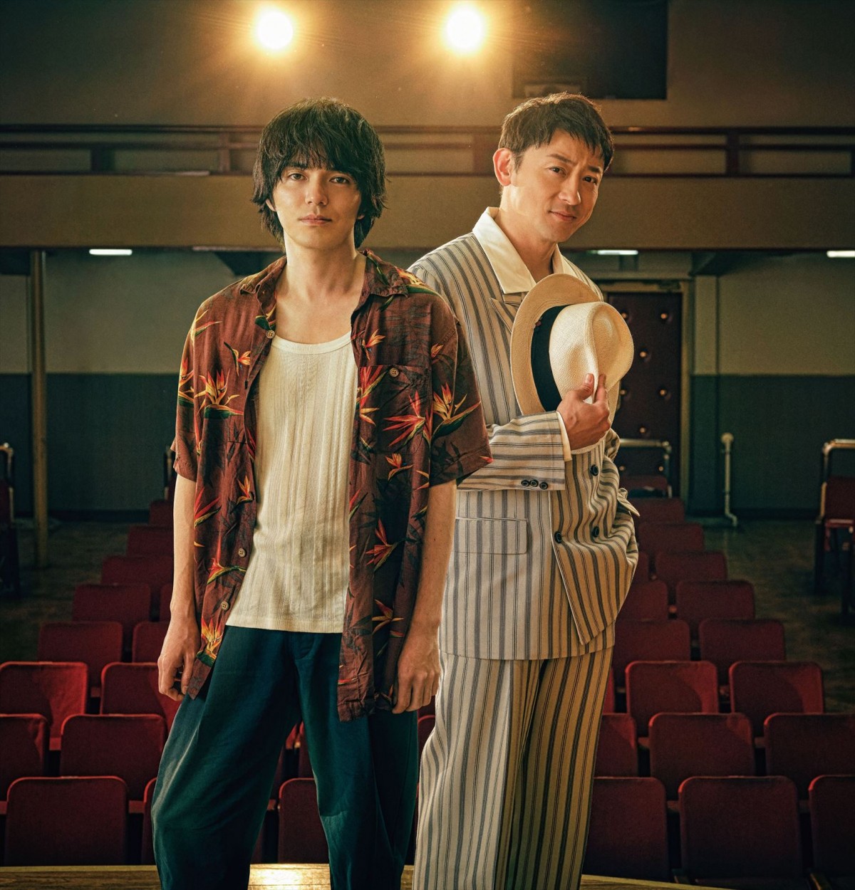 音楽劇『浅草キッド』林遣都＆山本耕史が劇場にたたずむビジュアル　ビートきよし役に今野浩喜、全キャスト解禁