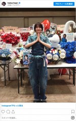 ファンからの祝花に感謝する土生瑞穂　※「櫻坂46・土生瑞穂」インスタグラム