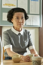 夜ドラ『ミワさんなりすます』に出演する片桐はいり