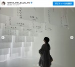 櫻坂46メンバーの真似をして写真を撮るアンゴラ村長　※「にゃんこスター アンゴラ村長」インスタグラム