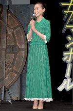 『＃マンホール』完成披露試写会舞台あいさつに出席した奈緒