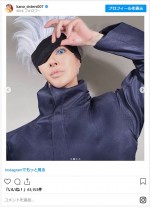 叶恭子による五条悟のコスプレ ※「叶姉妹」インスタグラム