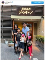 東尾理子＆石田純一、家族で焼き肉を楽しむ ※「東尾理子」インスタグラム