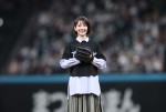 【写真】波瑠、13年ぶりの始球式は緊張で「心臓が飛んでいっちゃうんじゃないかと思った」　きつね耳＆しっぽ姿にファン大歓声！