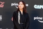 新垣結衣、華やかな衣装で日比谷に降臨！　パンツスタイルでレッドカーペット彩る＜第36回東京国際映画祭＞