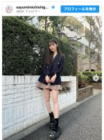 道重さゆみ、美脚あらわのミニスカショット　※「道重さゆみ」インスタグラム