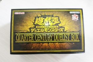 『遊戯王』25周年記念の「年末BOX」を開封！　激アツな新規カード＆胸アツな再録カードに大興奮