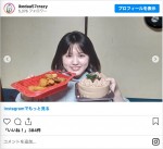 クリスマスにチキンとケーキで笑顔の池田レイラ　※「池田57CRAZY」インスタグラム