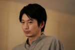 Amazon Originalドラマ『エンジェルフライト 国際霊柩送還士』	に出演する向井理（足立幸人役）