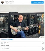 ベースを弾く中村梅雀 ※「中村梅雀」インスタグラム