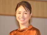 【写真】井川遥、仕事中の真剣な表情→キュートな笑顔に絶賛の声「透明感の素敵な女性」