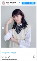 若月佑美、制服姿のドラマ『何曜日に生まれたの』オフショット　※「若月佑美」インスタグラム