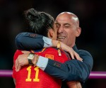 突然のキス…スペインサッカー連盟会長の選手への行動が批判の的（左からジェニファー・エルモソ選手、ルイス・ルビアレス会長）