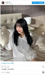 TWICE・MOMO、純白パジャマ姿のベッドサイド写真　※「MOMO（TWICE）」インスタグラム