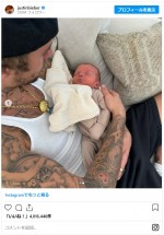 ジャスティン・ビーバー、赤ちゃんにミルクを与えるほほえましい写真をシェア　※「ジャスティン・ビーバー」インスタグラム