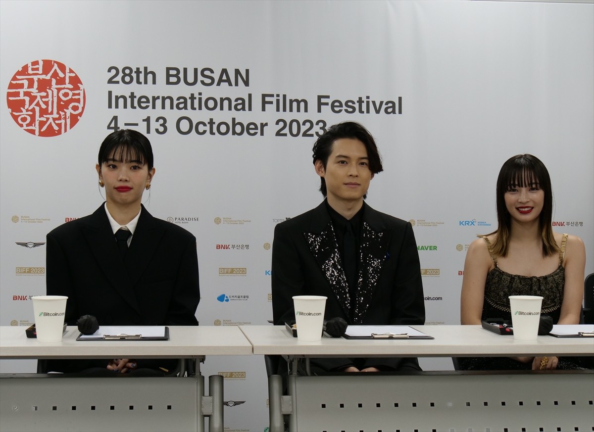 アイナ・ジ・エンド＆松村北斗＆広瀬すず、初の釜山国際映画祭参加で熱狂の大歓迎