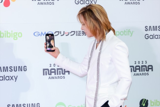 Yoshiki、スマホ片手にレッドカーペットに登場！　「韓国の文化が大好き」で授賞式参加＜2023 MAMA AWARDS＞