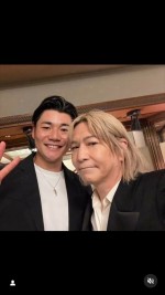 小室哲哉、母校の後輩たちとの写真が豪華すぎる　※「小室哲哉」インスタグラム