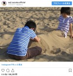 鈴鹿央士、兄との幼少期ショット　※「鈴鹿央士」インスタグラム