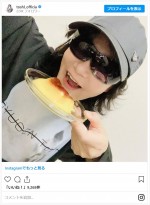 プリンを楽しむToshI ※「ToshI」インスタグラム