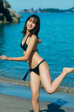 【写真】「大河女優」関水渚、黒ビキニ姿でスレンダー美ボディ披露